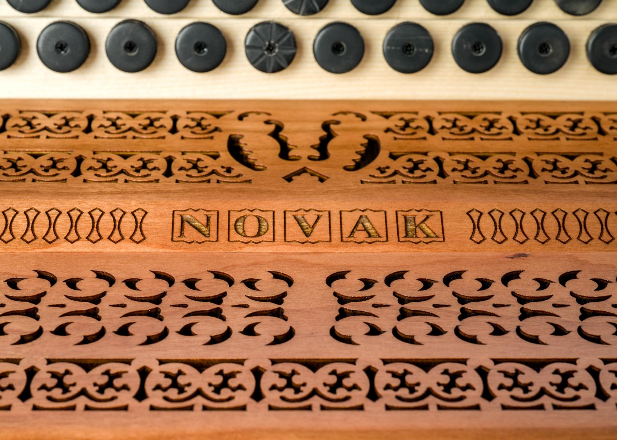 NOVAK Heimatklang Fichte Kirsch/schwarz B