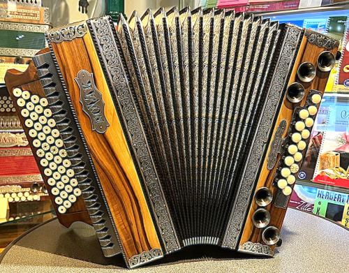 NOVAK Sonorum heim.Nuss/schwarz G