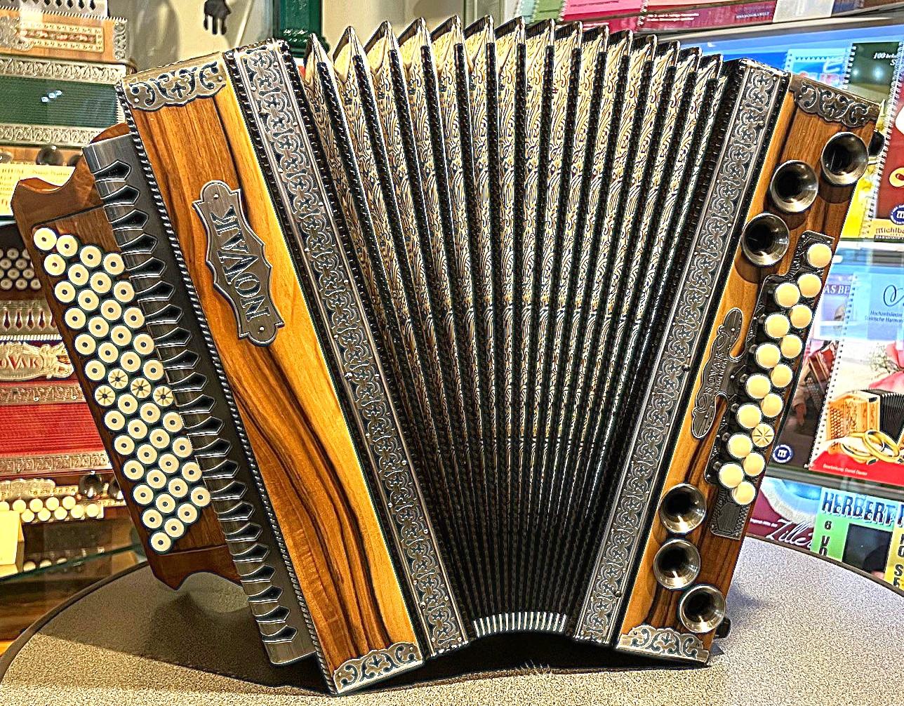 NOVAK Sonorum heim.Nuss/schwarz G