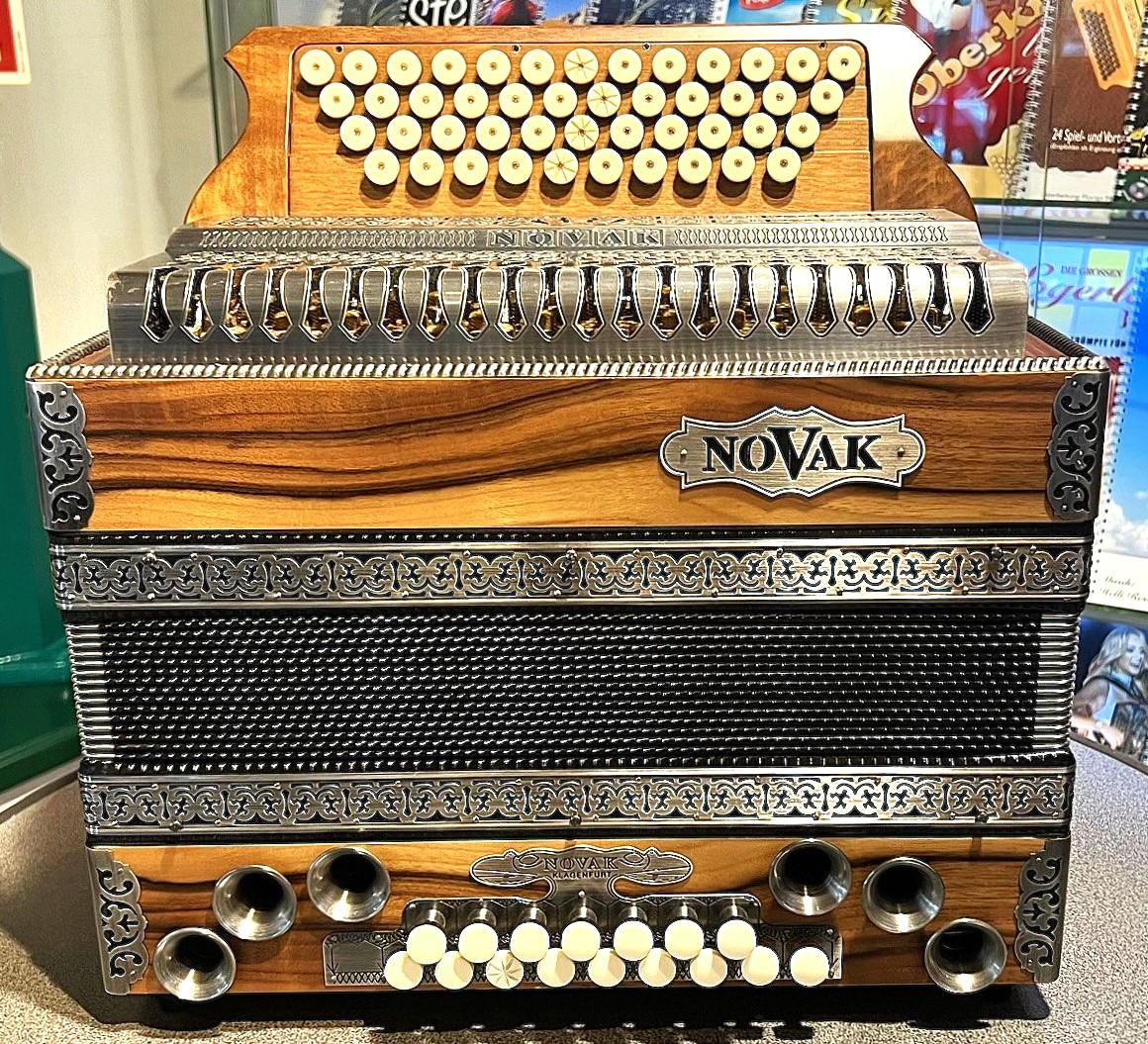 NOVAK Sonorum heim.Nuss/schwarz G