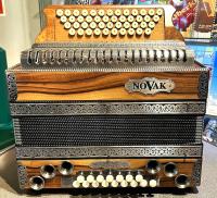 NOVAK Sonorum heim.Nuss/schwarz G