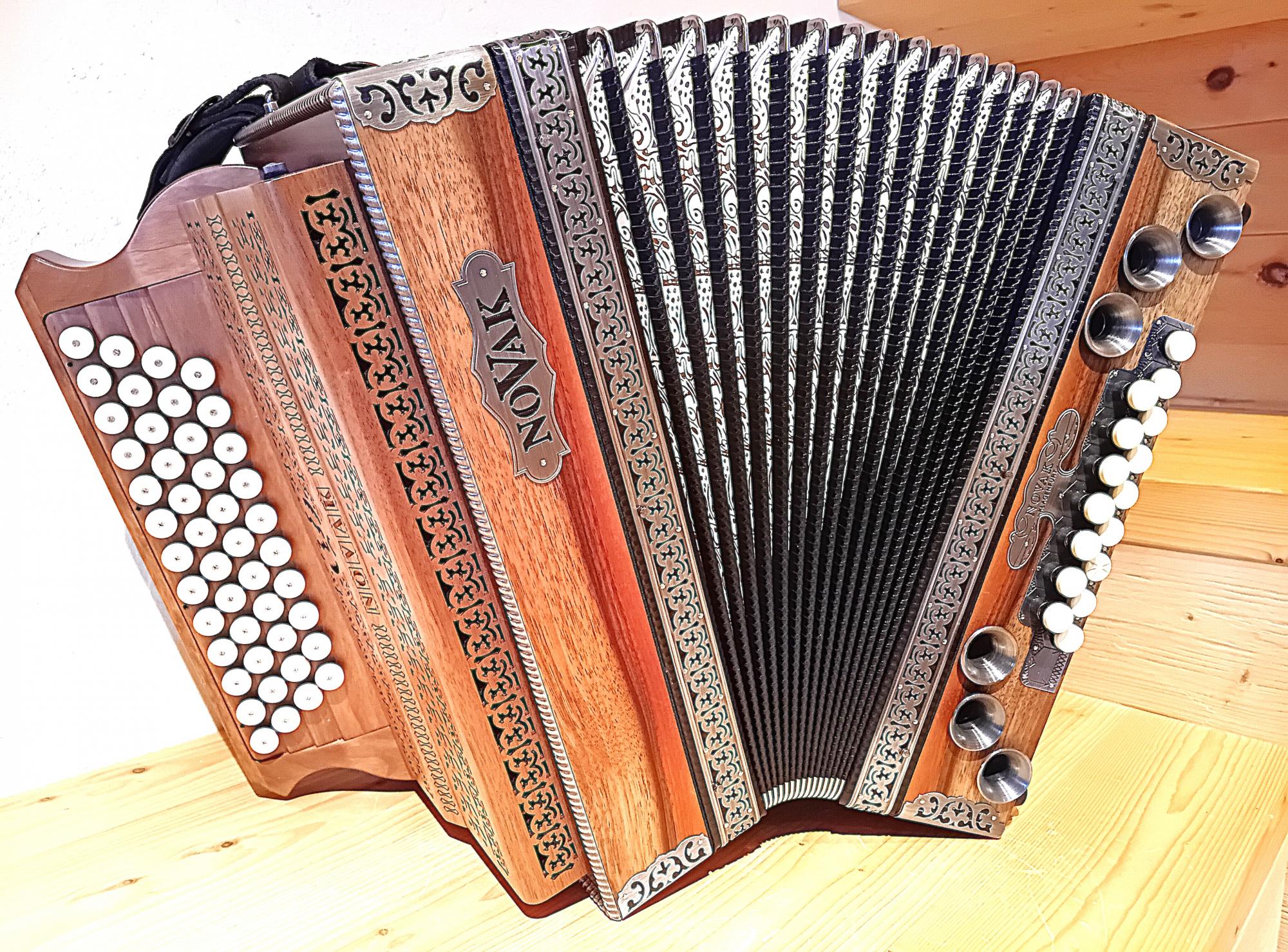 NOVAK Sonorum heim.Nuss/schwarz G