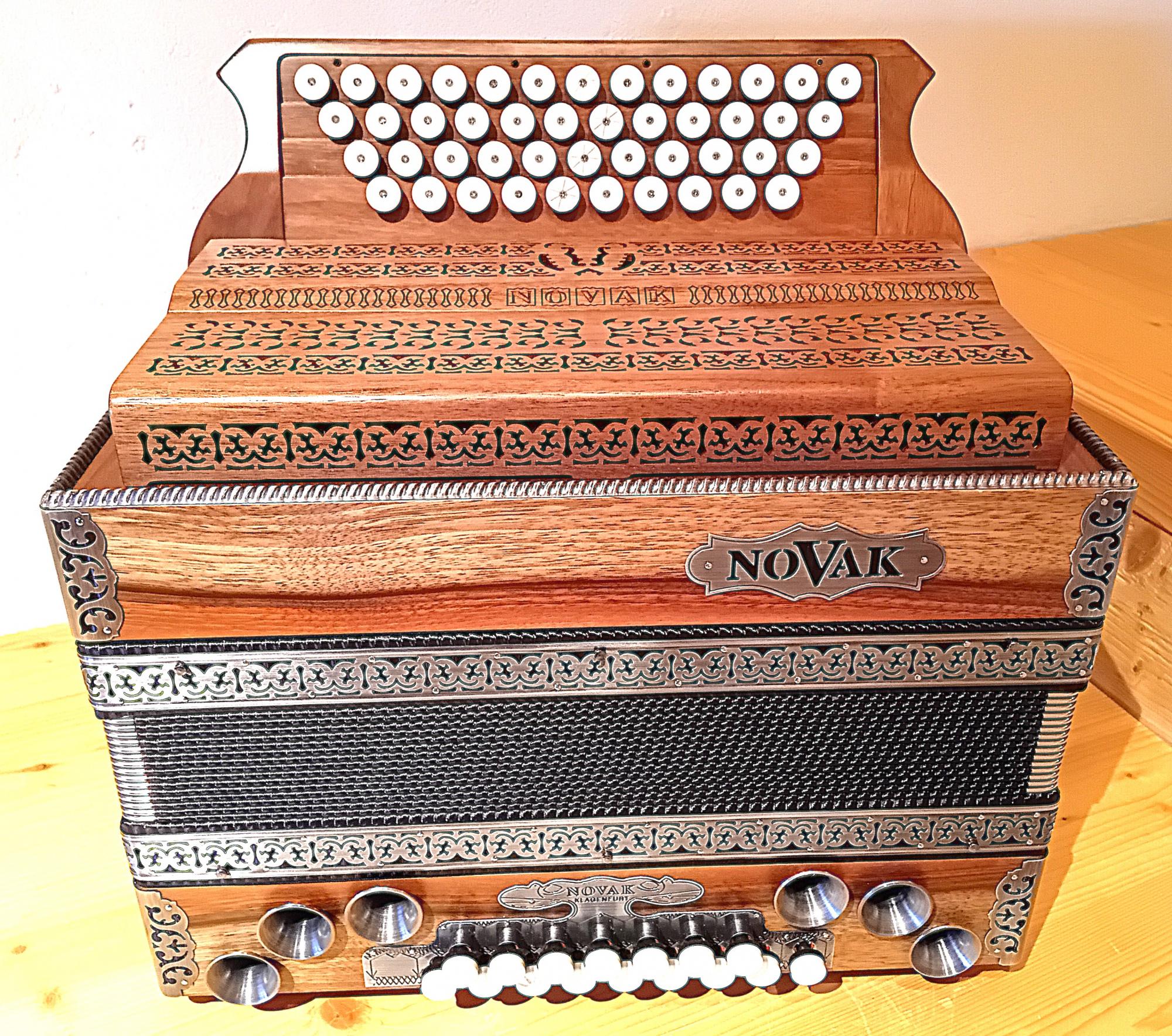 NOVAK Sonorum heim.Nuss/schwarz G